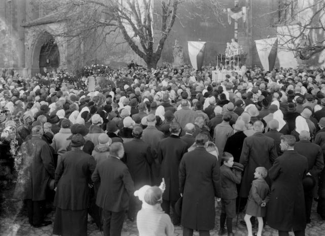 Svěcení zvonů 28.10.1928 č.2   Tábor,slavnost,církev,zvon, Žižkovo náměstí