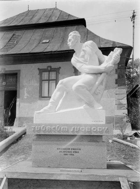 Pomník padlým v Jistebnici od J. V. Duška Tvůrcům svobody krajanům padlým ve světové válce  pomník padlým,Jistebnice,Dušek,socha
