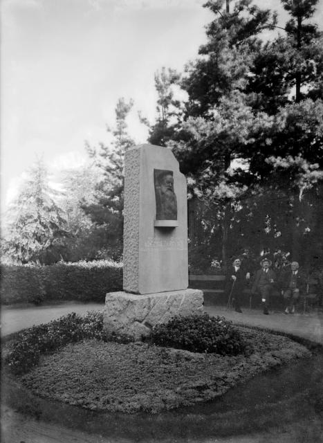 Holečkův pomník na sadech v Táboře od Františka Bílka   Holeček,Bílek, Sady,Tábor