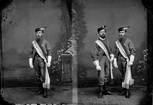 Sokolové v kroji krátce po roce 1883, vlevo Jan Voseček, kolodiový negativ.