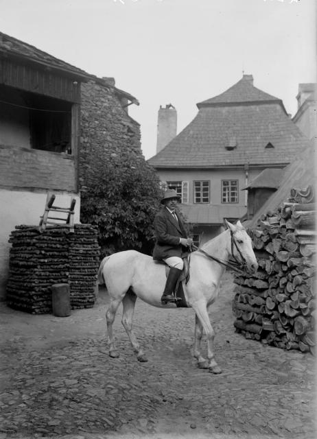 Jezdec v Pelhřimově r. 1913  záběr byl zcela jistě pořízen v Pelhřimově,vpravo je silueta Rynárecké brány a d... portrét,jezdec,kůň,Pelhřimov
