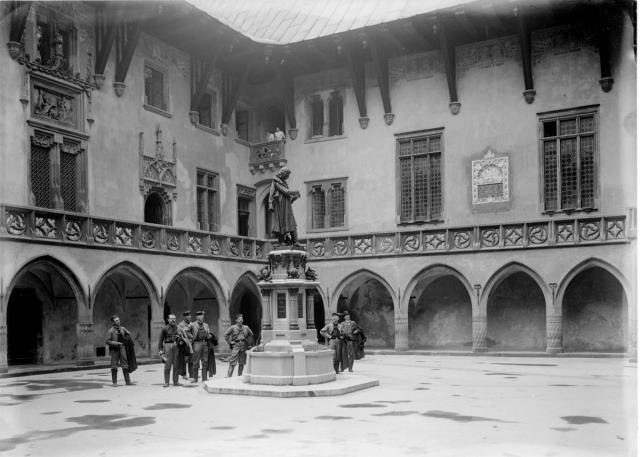 Táborští sokolové na nádvoří Krakovské university 1903   sokol,Lvov,univerzita,Krakov