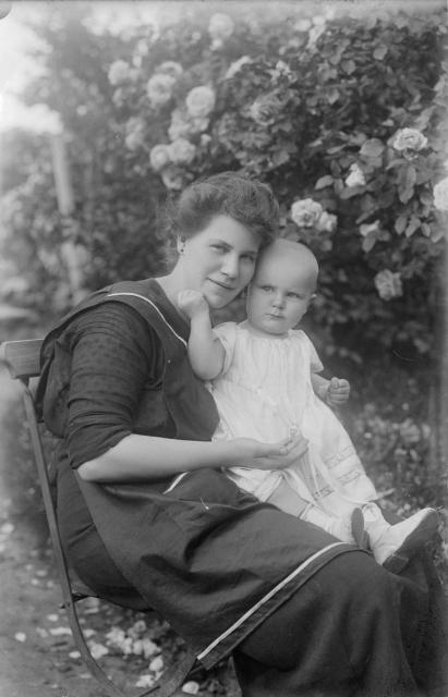 Matka s dítětem   portrét,dítě