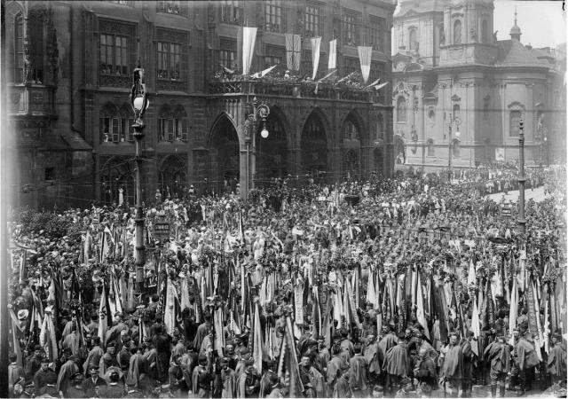Staroměstské náměstí při VII. všesokolském sletu 1920, promluvil br. Scheiner  1. -  Šechtl,skupina
