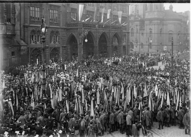 2. - Starosměstské náměstí při Všesokolském sletu 1920   Šechtl,skupina