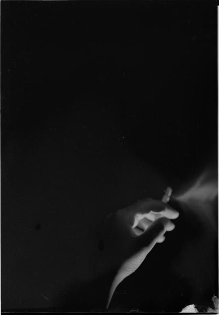 Jihotvar Veselí,ruka s cigaretou  připraveno pro montáž Jihotvar Veselí,ruka