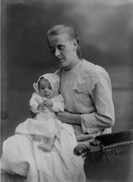 Žena s miminem   portrét,dítě