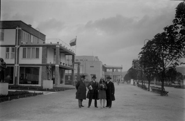 Brno,výstava  obrácený negativ. Po obrácení negativu bude vpravo tzv. "vzorový dům" z r.1928 p... Brno, výstava, Starý, Emil Králík