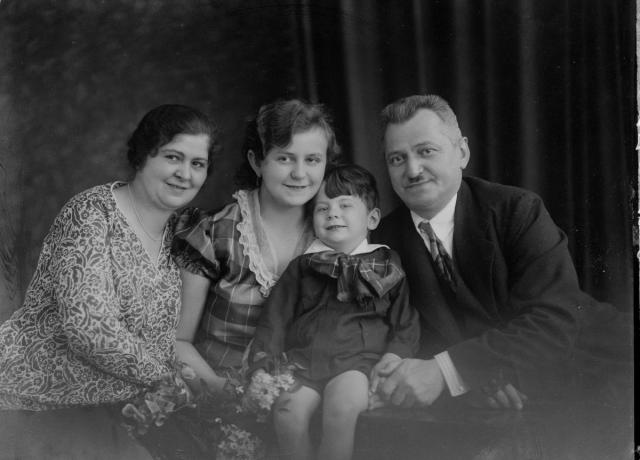 Rodinné Božena, Lída a Josef Šechtl se synem   rodinné ,Božena, Lída, Josef Šechtl se synem