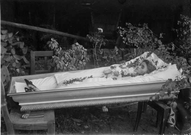 Pohřeb Boženy Kuzdasové v Pelhřimově  na fotografii je děvčátko (sestra mého dědy) v rakvi - Boženka  Kuzdasová - Strm... Pelhřimov,náměstí,pohřeb,Kuzdas