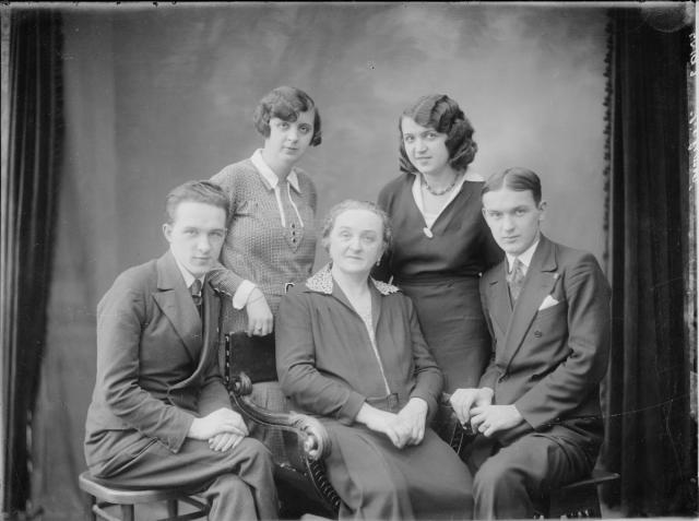 Paní Šíchová a děti Marie, Ludmila, Václav, František   tento snímek je přibližně z r.1933, snad se mi podaří rok ještě upřesnit. Co vš... skupina