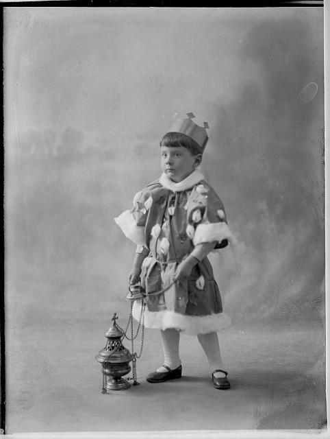 Pupa jako král  na krabičce táborské budovy 1912,snímky rodinné a svatební 1911-1912 Pelhřimov V... tři králové, Josef Šechtl