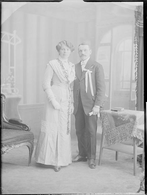 svatba Zavadil Pelhřimov  na krabičce táborské budovy 1912,snímky rodinné a svatební 1911-1912 Pelhřimov V... svatba