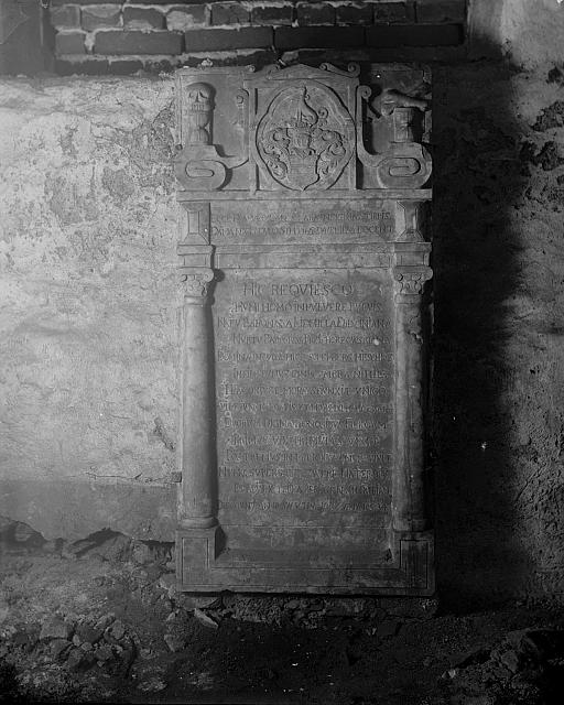 Klášterní hrobky  na krabičce 7 neg 21x27 2 neg 18x24 3stereoskopické náměstí Mikuláše z Husi,freska,hrobka