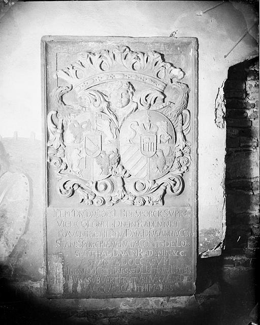 Klášterní hrobky,náhrobek  na krabičce 7 neg 21x27 2 neg 18x24 3stereoskopické náměstí Mikuláše z Husi,freska,hrobka