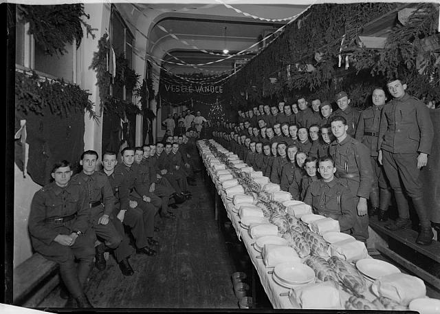 Veselé vánoce u vojáků  Veselé vánoce u vojáků v roce 1937. Slavnostní večeře v kinosále „Zborov“, pozdě... skupina