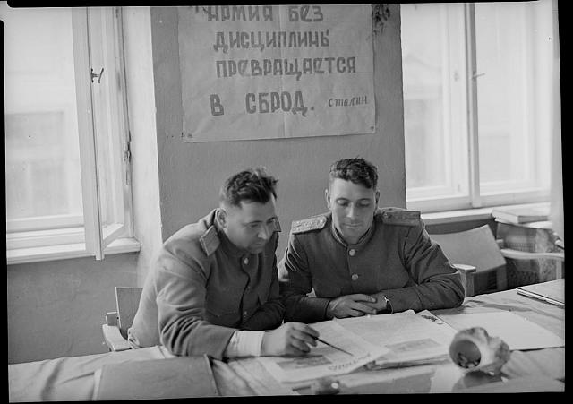 Sovětští důstojníci v Táboře květen1945   uniforma,osvobození