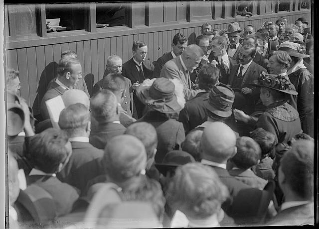 ministr Kramář v Táboře 27.9. 1919 při návratu z Paříže před vlakem   Tábor,nádraží,Vincent Kramář
