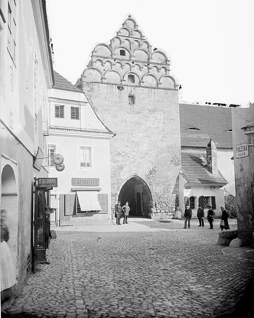 pražská brána   Pražská ulice