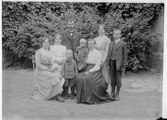 Mikula truhlář s rodinou  na obálce Červená Řečice 1911skupiny a jednotlivci sing 40 inv č 31 na přebalu Č... skupina