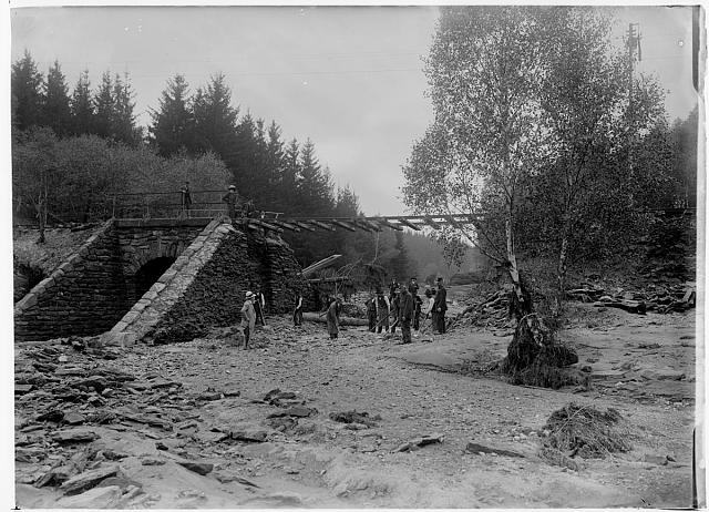 Poškozená trať mezi Pacovem a Obratany 16.5.  na obálce Pacovsko povodeň 10.5.1911 sign 425 inv č.115   katastrofa