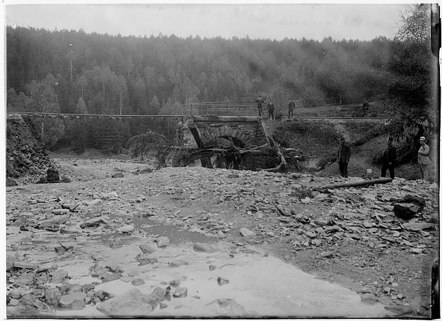 Poškozená trať mezi Pacovem a Obratany 16.5.  na obálce Pacovsko povodeň 10.5.1911 sign 425 inv č.117   katastrofa