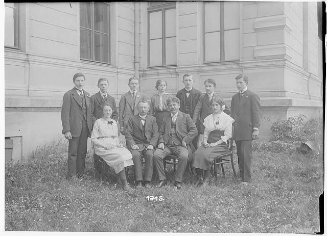 školní skupina v Pelhřimově  na obálce Pelhřimov školy 1915-1916   sign 71 inv.č. 167 škola