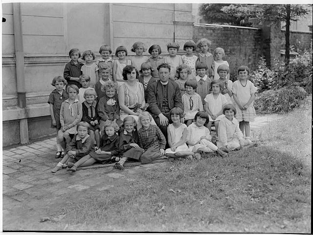 školní skupina v Pelhřimově  na obálce Pelhřimov školy 1915-1916   sign 420 inv.č. 170 škola