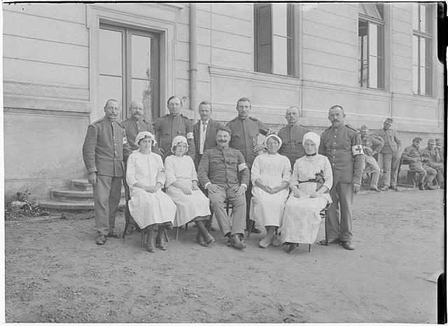 Skupina vojáků a sester Pelhřimov Záložní a filiální v. v. nemocnice  na obálce  vojenská nemocnice  Pelhřimov 1915 sign 71 inv.č. 246 voják,Pelhřimov,lazaret