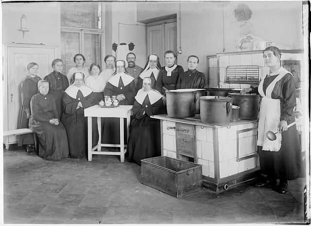 Skupina řádových sester, kuchyně Pelhřimov   na obálce   vojenská nemocnice  Pelhřimov 1915 sign 71 inv.č. 248 voják,Pelhřimov,lazaret