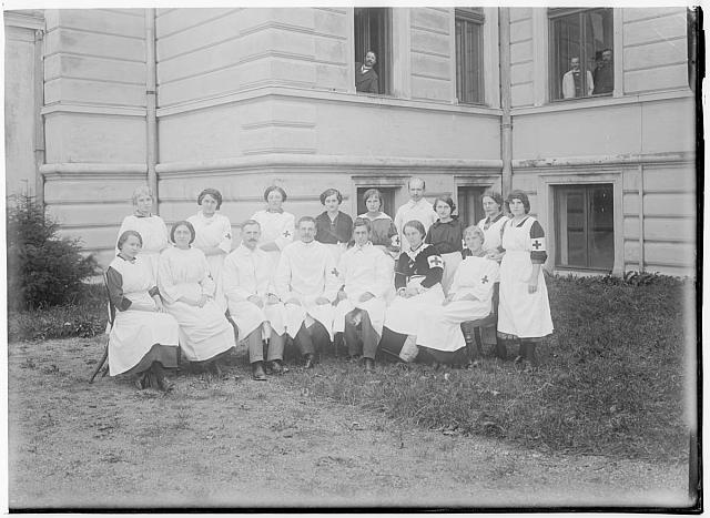 Skupina zdravotníků Pelhřimov   na obálce   vojenská nemocnice  Pelhřimov 1915 sign 71 inv.č. 246 voják,Pelhřimov,lazaret