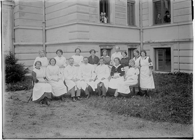 Skupina vzdravotníkůPelhřimov   na obálce   vojenská nemocnice  Pelhřimov 1915 sign 71 inv.č. 250 voják,Pelhřimov,lazaret