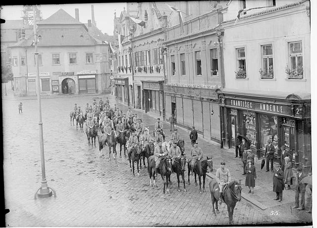 Sokolové na koních na náměstí Pelhřimov   na obálce Sokolově na koních Pelhřimov  1919 sign 259 inv.č. 298 Pelhřimov,Skol