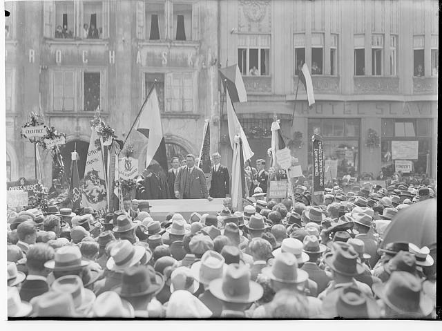 Krajinská výstava Pelhřimov, náměstí  na obálce Krajinská výstava Pelhřimov  1926 sign .540 inv.č. 392 Pelhřimov,výstava