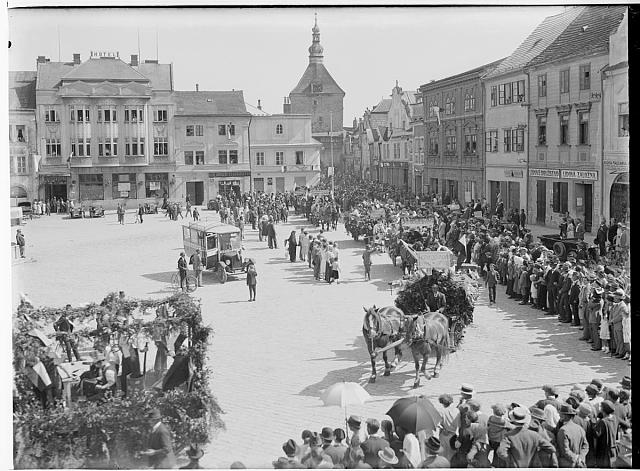 Krajinská výstava Pelhřimov, náměstí  na obálce Krajinská výstava Pelhřimov  1926 sign .548 inv.č. 408 Pelhřimov,výstava,auto
