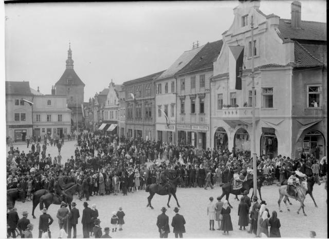 Krajinská výstava Pelhřimov, náměstí  na obálce Krajinská výstava Pelhřimov  1926 sign .548 inv.č. 412 Pelhřimov,výstava