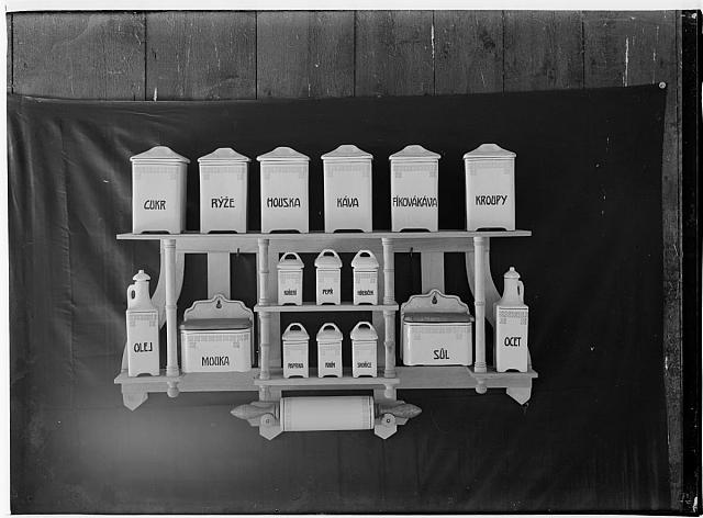 Krajinská výstava Pelhřimov, expozice nádobí a kořenky  na obálce Krajinská výstava Pelhřimov  1926 sign .387 inv.č. 430 Pelhřimov,výstava,kuchyně