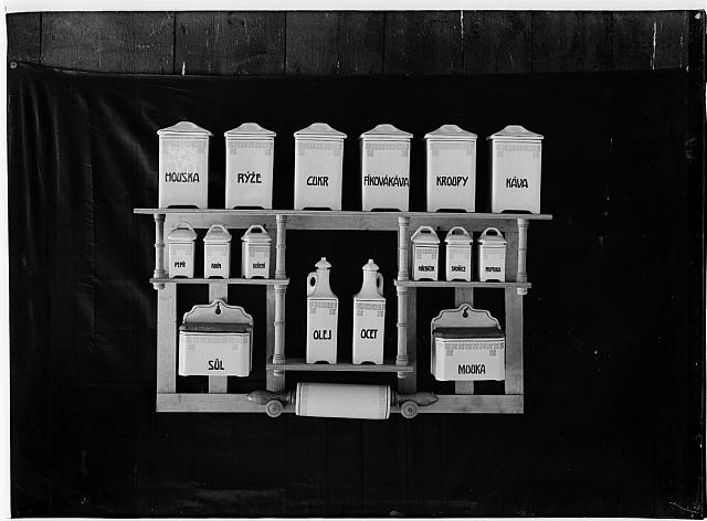 Krajinská výstava Pelhřimov, expozice nádobí a kořenky  na obálce Krajinská výstava Pelhřimov  1926 sign .387 inv.č. 432 Pelhřimov,výstava