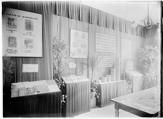 Krajinská výstava Pelhřimov, expozice  založení spořitelny na obálce Krajinská výstava Pelhřimov  1926 sign .3887inv.č. 441 Pelhřimov,výstava