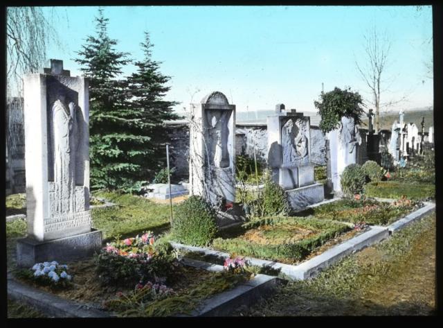 Chýnov: Pomníky od mistra Bílka na hřbitově   Bílek,hrob,Chýnov
