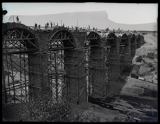 Stavba viaduktu Na Močítkách v Chýnově  nová krabička. Nahoře: Mosty, dráhy, transversálky, 13ks-sklo, 222 v kruhu Smytá... stavba,viadukt