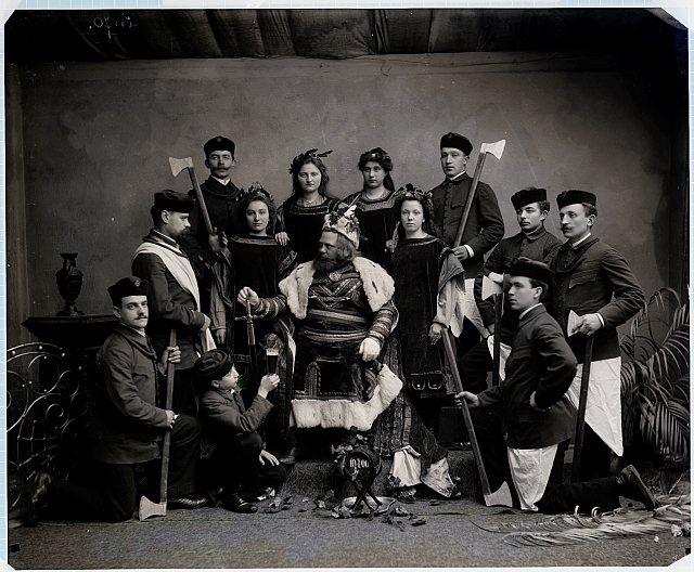 Skupina herců s Gambrinusem 3.2. 1900  nová krabička.Nahoře: 198 v kroužku, 8ks Sladovna, Gambrius, Hustoles skup. Slad... herci