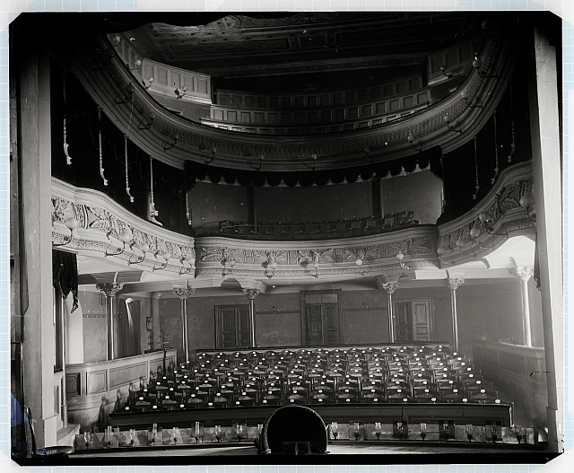 Divadlo - interiér - pohled do hlediště  226 (RA) původní číslo 84 - 8 skleněných desek  * Táborské pohledy - pohled od j... Tábor