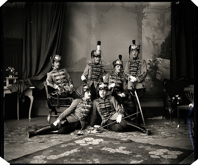 Ateliérový snímek - 6 mužů  Na krabičce: Skupiny kolem r. 1910 5ks-sklo, 85 v kroužku, 498 Na reverzu:  Č. k... skupina