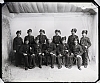 Ateliérový snímek - 11 mužů v uniformě, šavle