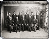 Ateliérový snímek - 10 mužů, táborští strážící se starostou Seikem (?)