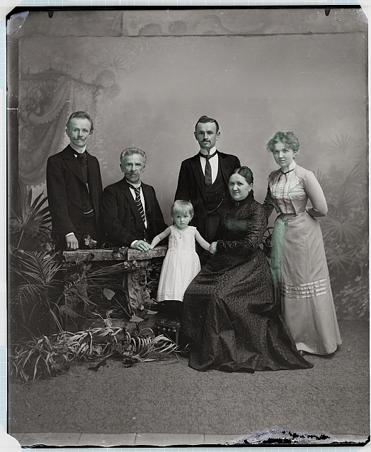 Ateliér. foto - dva manželské páry, stojící dítě  Na krabičce:  614 v kroužku, 206 Tabla: Tábor, Soběslav, Pelhřimov. Rodin. portr... rodina