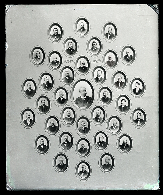 Tablo: 1983 - 1895 - oválné rámečky, 38 poprsí  Na krabičce:  614 v kroužku, 206 Tabla: Tábor, Soběslav, Pelhřimov. Rodin. portr... tablo