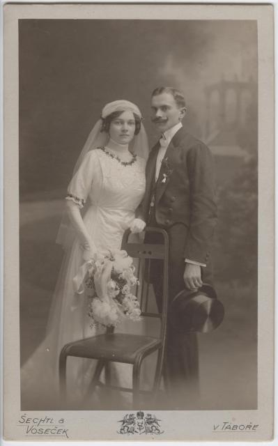 Svatební fotografie Na fotografii je Helena a František Novotných z roku 1912.   Na fotografii je Helena a František Novotných z roku 1912. Je to sestra mé babič... svatba,postava,Novotný