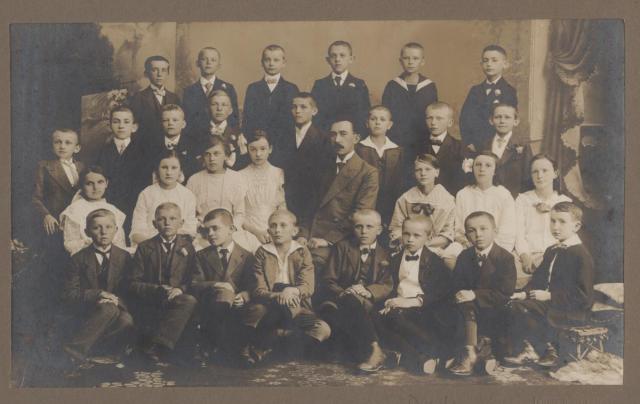 školní skupina  Václav Zeman (nar 1903) je předposlední ve třetí řadě od spoda rodina,Zeman,skupina,Klokoty,Grunt v Klokotech